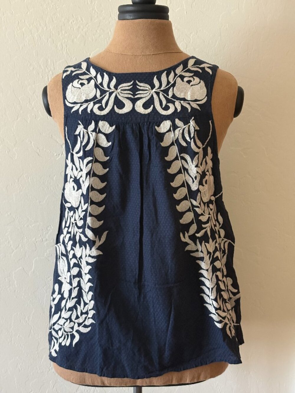 Lucky Brand Embroidered Sleeveless Blouse. Size S. Blue/White.